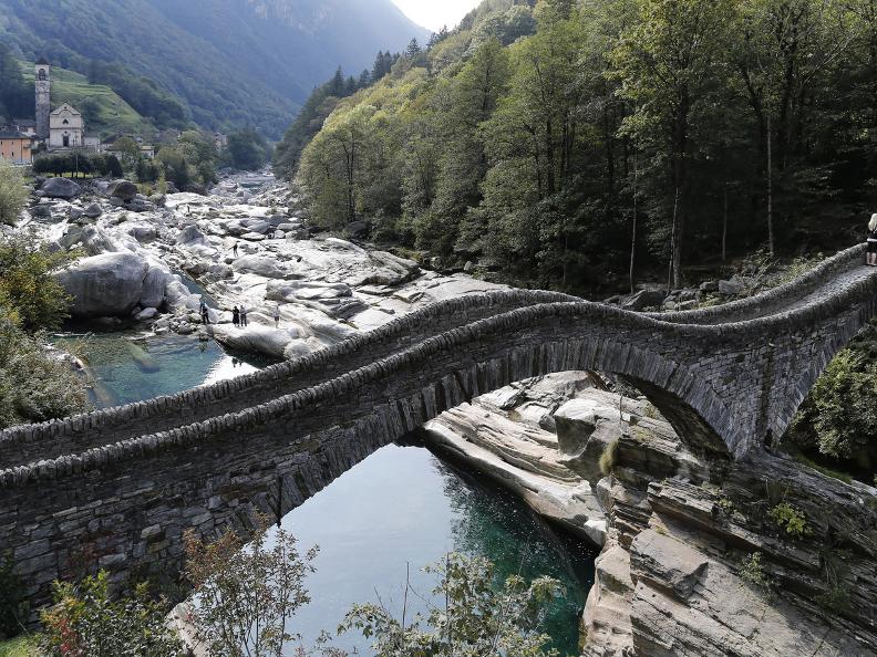 Mehr über den Artikel erfahren Flusswanderung im Verzascatal von Brione nach Lavertezzo